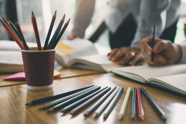 Des'te birlikte okuyan Asyalı genç üniversite öğrencileri