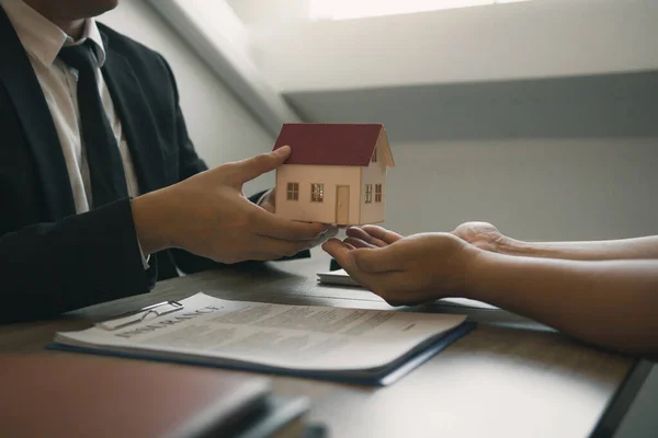 Home agents are giving house gifts to new home buyers in office