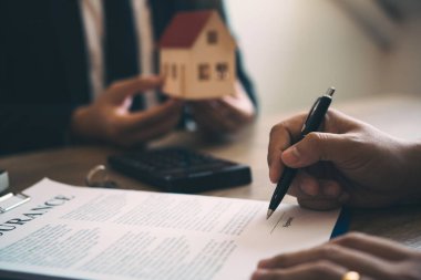 Sigorta brokerları sigorta sözleşmesi imzalamayı işaret ediyor ve