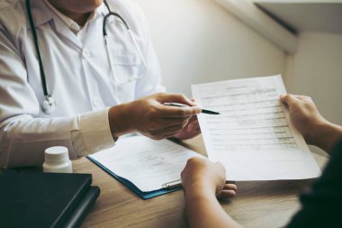 Doktor olası tedavi hakkında tedavi açıklar 