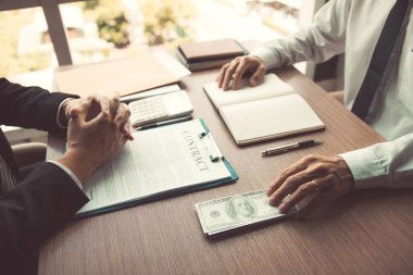 Ortak satışı ve hande sözleşmede bir sahtekarlık yaptı