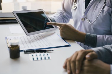 Doktor ilacın özelliklerini hastaya açıklamanın yanı sıra eşlik eden belgeleri de sunuyor..