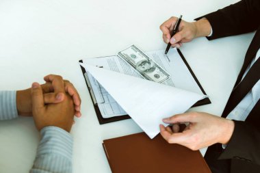 Girişimciler, ortaklarına rüşvet olarak para alıyorlar. Şirket odasında her ikisi de yozlaşmış durumda..