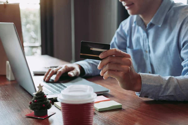 Homem Asiático Usando Cartão Crédito Com Compras Conceito Line Café — Fotografia de Stock