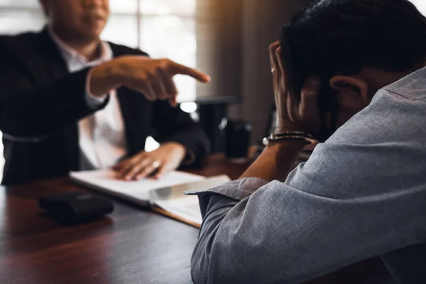 Politieagenten Waarschuwden Daders Kantoor Terwijl Verdachte Gestrest — Stockfoto