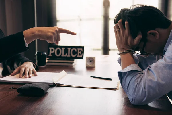 Politieagenten Waarschuwden Daders Kantoor Terwijl Verdachte Gestrest — Stockfoto