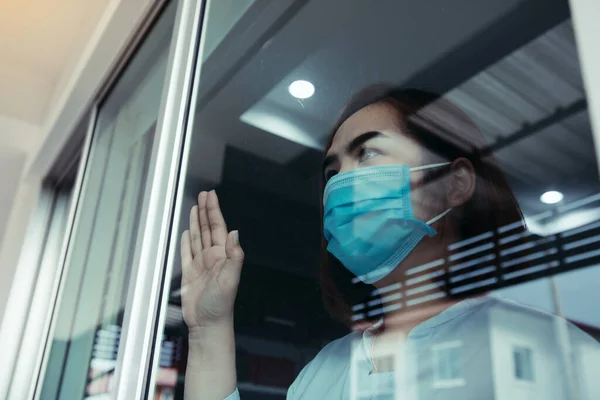 Mujer Asiática Mirando Por Ventana Usando Máscara Médica Para Protegerse —  Fotos de Stock