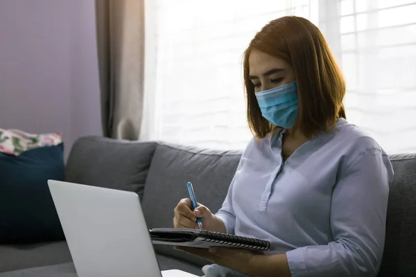 Mujer Asiática Que Trabaja Desde Casa Una Computadora Portátil Durante —  Fotos de Stock