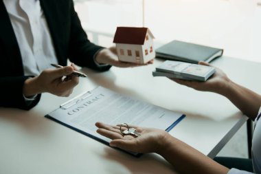 Emlakçılar müşterilerine yeni bir ev almak için sözleşme imzalayan kalemler gönderiyor..