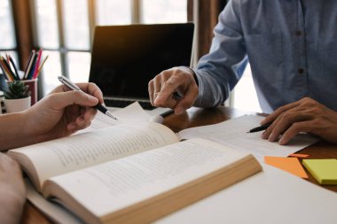 Öğrenci arkadaşlar dizüstü bilgisayarla sınıfta okuma hakkında bilgi arıyorlar..