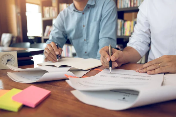 Asiático Jóvenes Estudiantes Universitarios Estudiando Juntos Sentado Escritorio Biblioteca — Foto de Stock