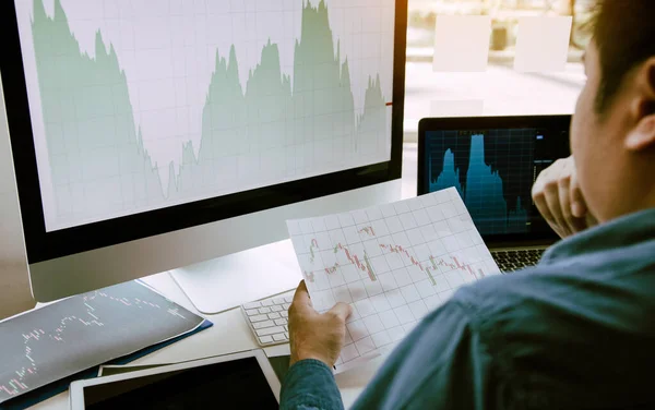 Közelről Befektetők Mutatnak Laptop Számítógép Amelyek Befektetési Információk Tőzsdepiacokon Partnerek — Stock Fotó