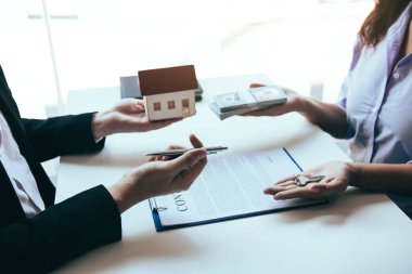 Emlakçının eli, yeni ev sahiplerine alıcı evi kavramını veriyor..