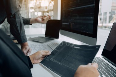 Ofiste, programlama ve şifreleme teknolojisi web sitesi tasarım programcılarının geliştirilmesi için çalışan iki Asyalı takım..