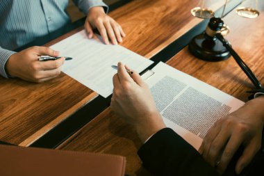 Avukat, ofisteki müşteriye dolandırıcılıkla ilgili kanunları anlatıyor..