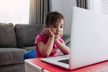 Asyalı çocuklar, öğretmenler virüs salgını sırasında okul saatlerinde İnternet üzerinden öğretmenlik yaparken öğrenmekle ilgileniyorlar.