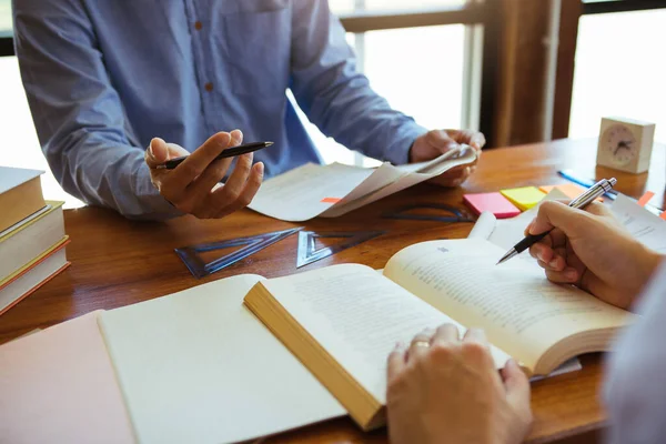 Adolescente Estudiando Escritorio Haciendo Deberes — Foto de Stock