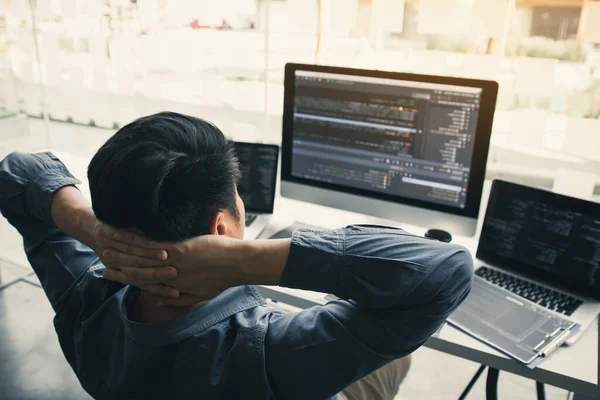 Programadores Asiáticos Homem São Relaxantes Olhando Para Código Tela Computador — Fotografia de Stock