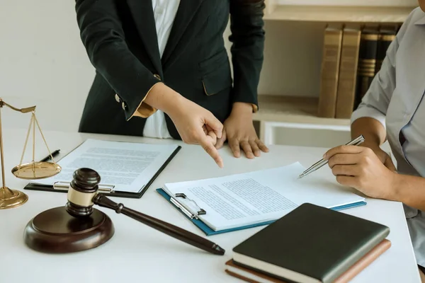 Lawyer Explained Client Legal Issues Must Taken Court Office — Stock Photo, Image