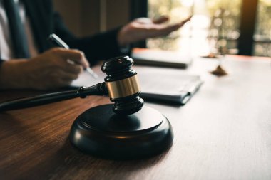 Müvekkiller, avukatla mahremiyet ihlalleriyle ilgili olarak hukuk danışmak için büroya gelirler..