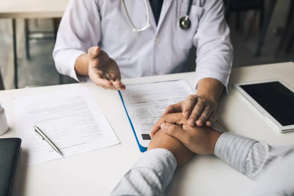 Médico Toma Mano Deja Consejeros Reconfortantes Para Paciente — Foto de Stock