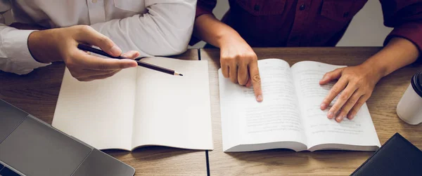 Dos Estudiantes Leyendo Libro Texto Para Prueba Juntos Biblioteca — Foto de Stock