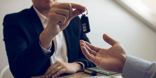 Der Autoverkäufer Überreicht Dem Autokäufer Nach Vertragsunterzeichnung Die Neuen Autoschlüssel — Stockfoto