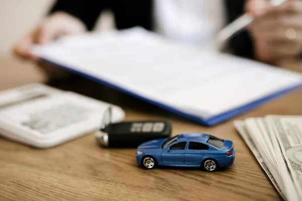 Agente Venditore Auto Sta Spiegando Circa Nuovo Contratto Acquisto Auto — Foto Stock