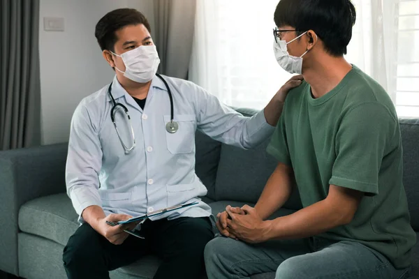 Médico Visita Los Pacientes Casa Hace Seguimiento Del Tratamiento Los —  Fotos de Stock