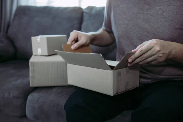 Asiático Empreendedor Adolescente Está Abrindo Uma Caixa Papelão Fim Colocar — Fotografia de Stock