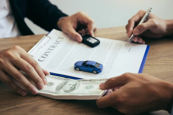 Neuwagenkäufer Unterzeichnen Tag Der Fahrzeugübergabe Einen Vertrag Mit Einem Autoverkäufer — Stockfoto