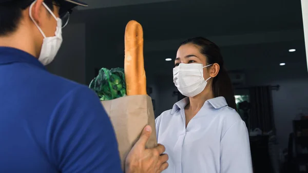 Las Mujeres Asiáticas Están Aceptando Pedidos Supermercados Línea Casa —  Fotos de Stock