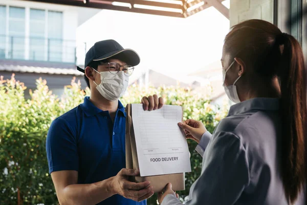 Entrega Hombre Asiático Entregando Una Bolsa Comida Una Cliente Femenina —  Fotos de Stock