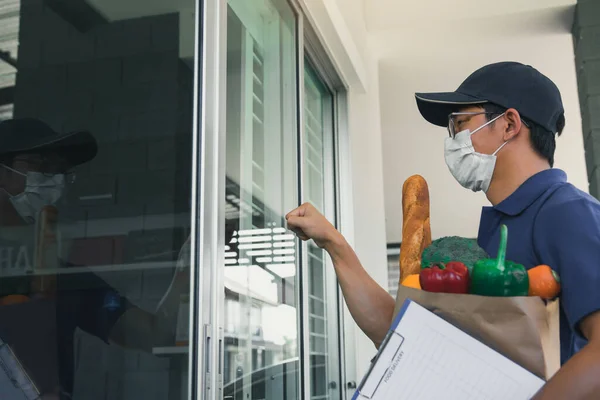 Hombre Asiático Usando Una Máscara Mientras Sostiene Una Bolsa Comida —  Fotos de Stock