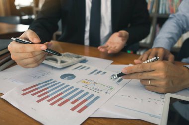 İki işadamı şirket bütçesi ve mali planlama ile ilgili hesaplamaları ofis odasında paylaşıyorlar..