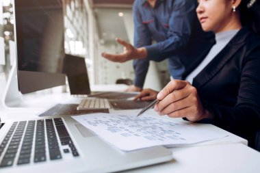 Ofiste, programlama ve şifreleme teknolojisi web sitesi tasarım programcılarının geliştirilmesi için çalışan iki Asyalı takım..