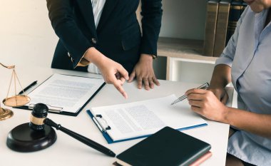 İş avukatı şu anda müvekkilinin avukatlık bürosunda duruşmasına rehberlik ediyor..