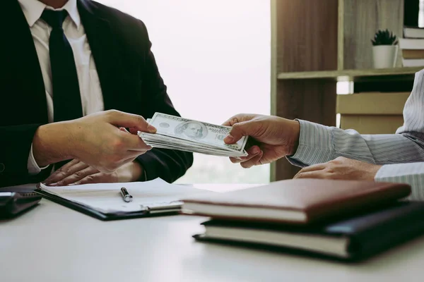 Empresarios Están Recibiendo Dinero Que Soborno Sus Socios Con Los —  Fotos de Stock