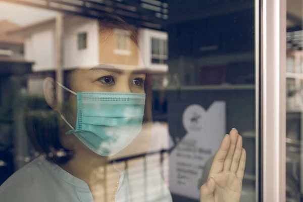 Mujer Asiática Mirando Por Ventana Usando Máscara Médica Para Protegerse —  Fotos de Stock