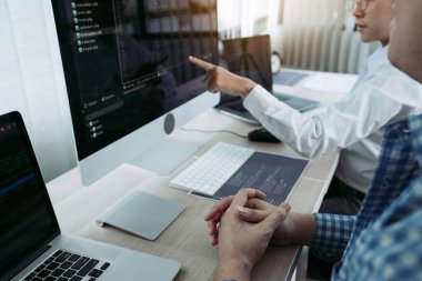 Dizüstü bilgisayarda çalışan ve birlikte analiz eden programlama ve kodlama teknolojileri geliştiren iki ortaklık.