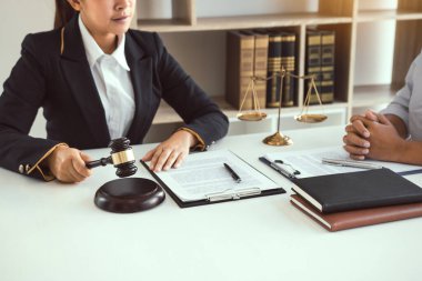 Avukat, ofisteki müşteriye dolandırıcılıkla ilgili kanunları anlatıyor..