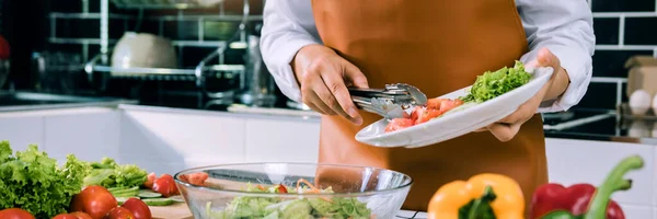 Mujer Asiática Está Vertiendo Ingredientes Que Están Preparados Para Hacer — Foto de Stock