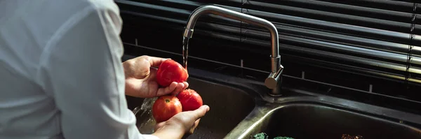 Asiático Manos Mujer Lavado Verduras Tomate Preparación Comida Saludable Cocina —  Fotos de Stock