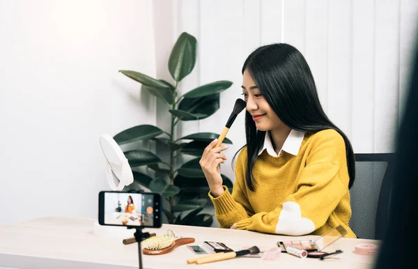 Hermosa Mujer Asiática Blogger Usando Cámara Teléfono Grabación Vlog Video —  Fotos de Stock