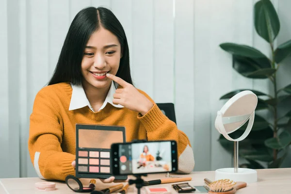 Hermosa Mujer Asiática Blogger Usando Cámara Teléfono Grabación Vlog Video —  Fotos de Stock