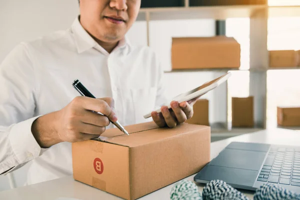 Asiática Adolescente Negocios Está Buscando Tableta Escribir Contacto Dirección Cliente — Foto de Stock