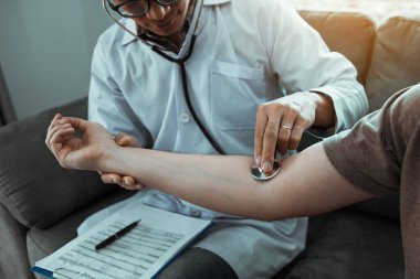 Steteskop kullanan bir doktor..