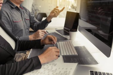 Ofiste, programlama ve şifreleme teknolojisi web sitesi tasarım programcılarının geliştirilmesi için çalışan iki Asyalı takım..