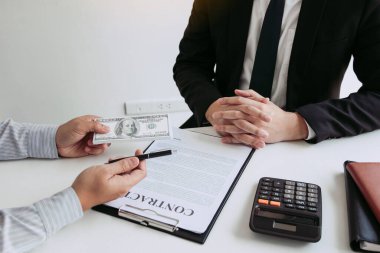 Para, yolsuzluk konseptiyle ilgili sözleşme imzalamak için girişimcilere boyun eğen işadamlarının elinde..