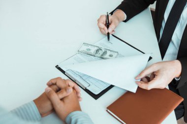 Çalışanlar sözleşmeye kirli para vererek yolsuzluk yapıyorlar..